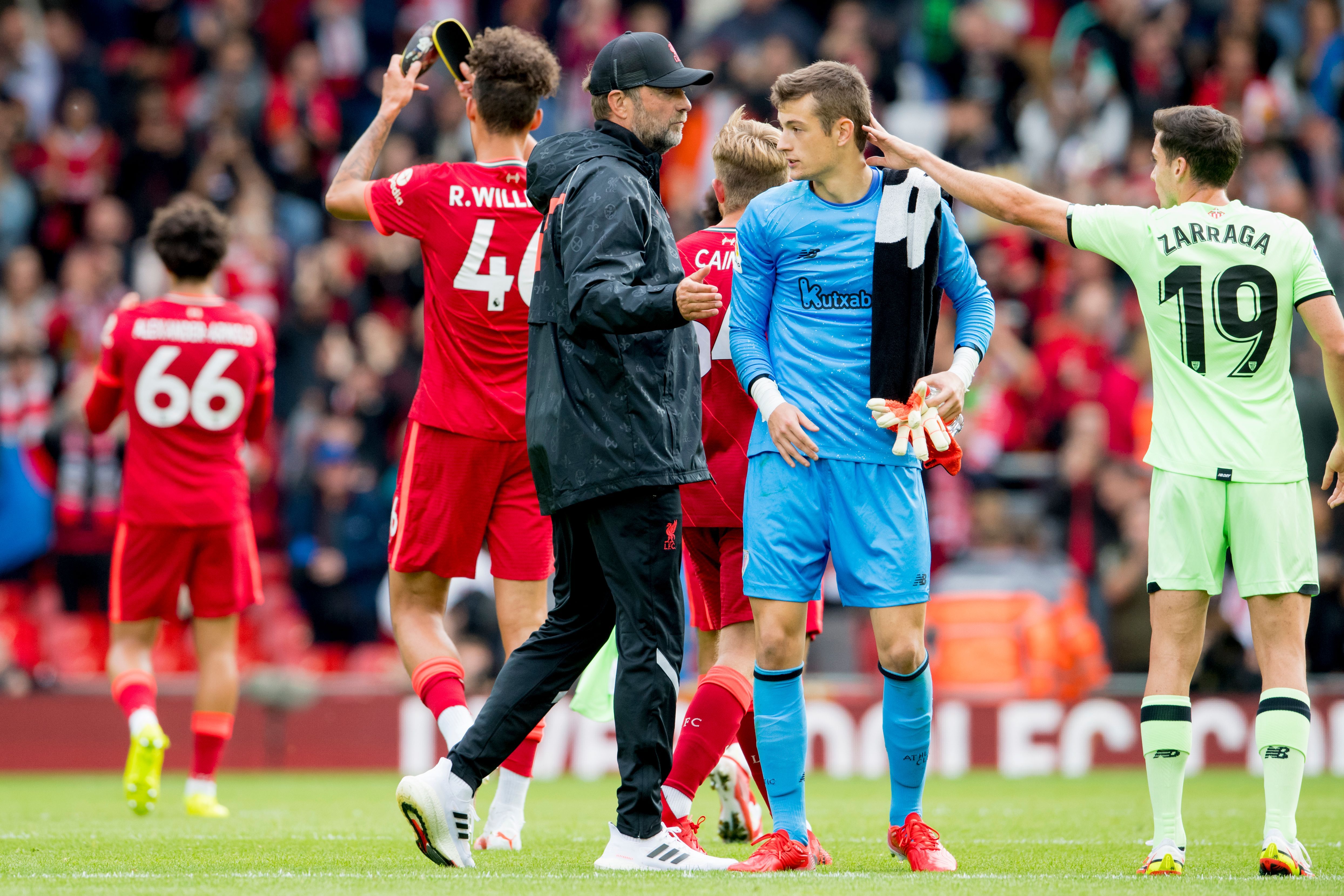  Jürgen Klopp felicita a Julen Agirrezabala en Anfield.