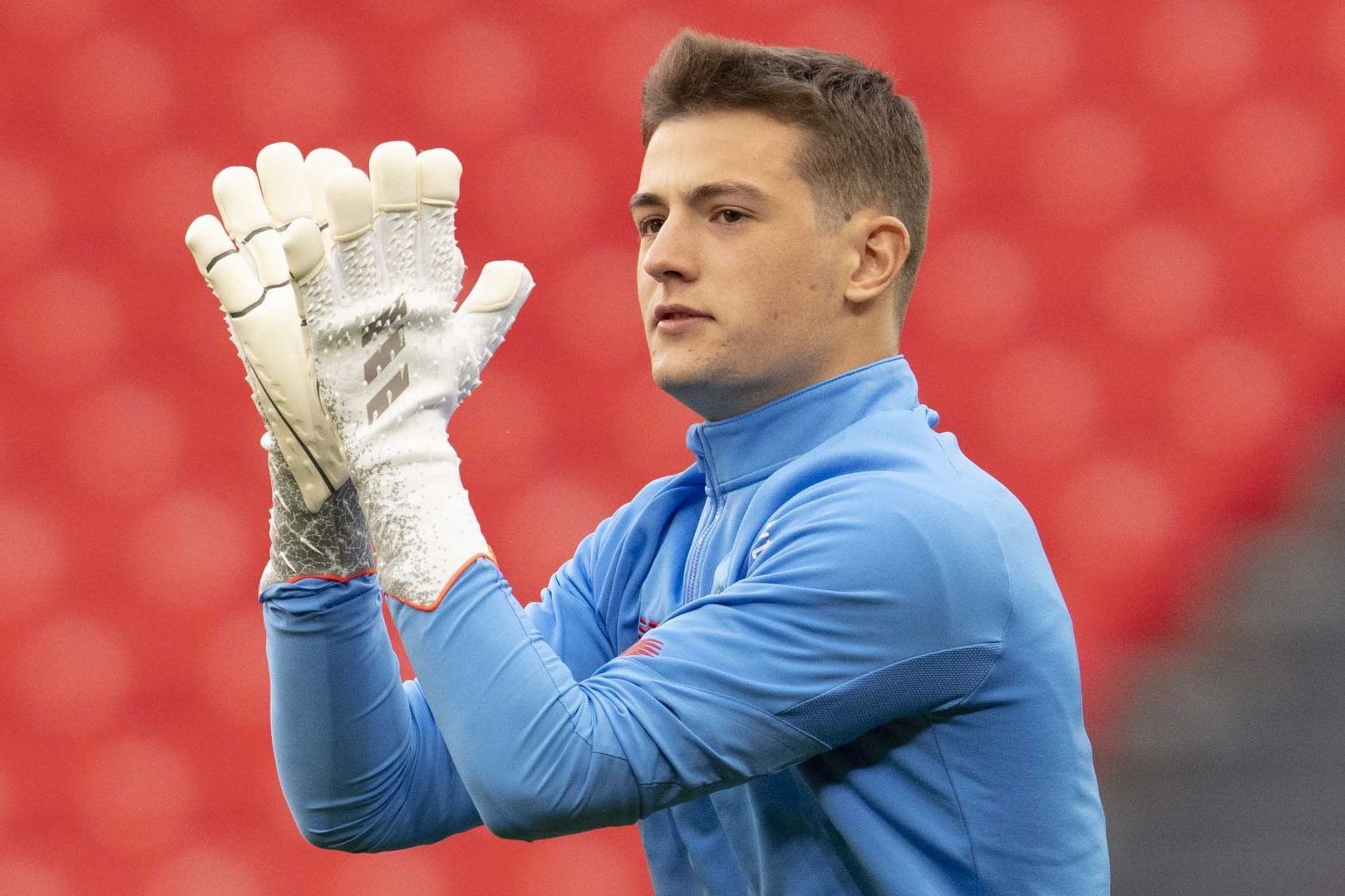  El guardameta Julen Agirrezabala calienta en San Mamés.