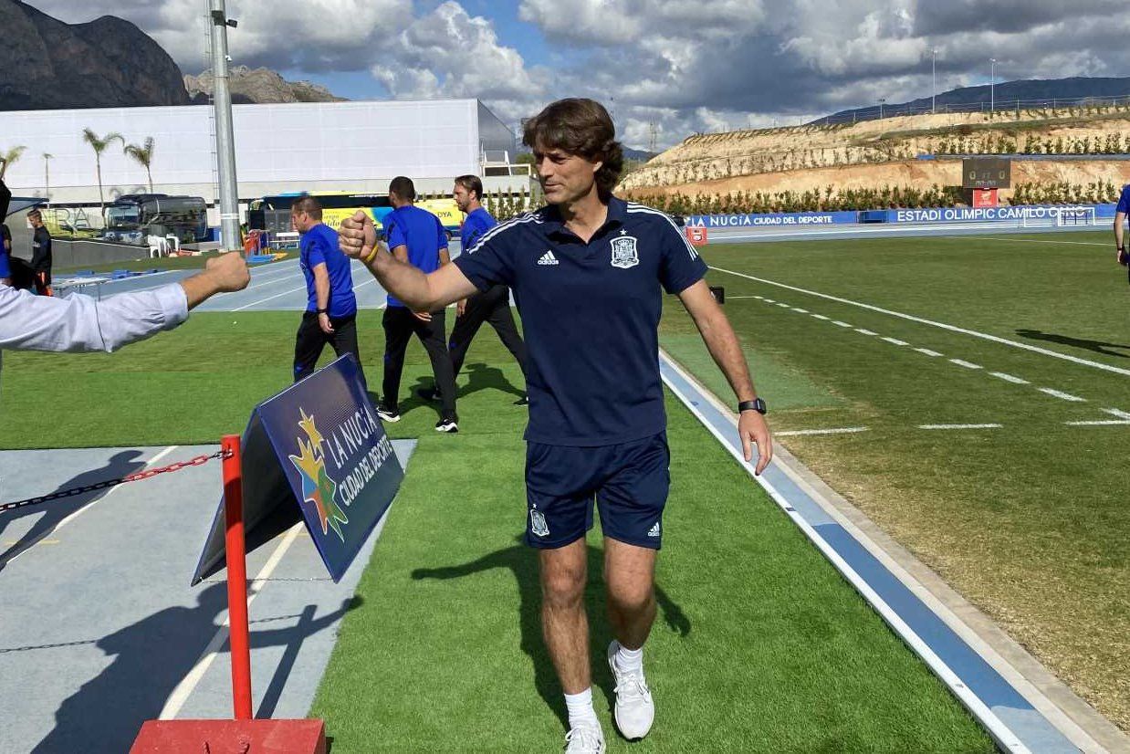  Julen Guerrero, el actual seleccionador sub 17, saluda.