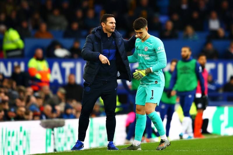  Lampard dialoga con Kepa Arrizabalaga en un partido.