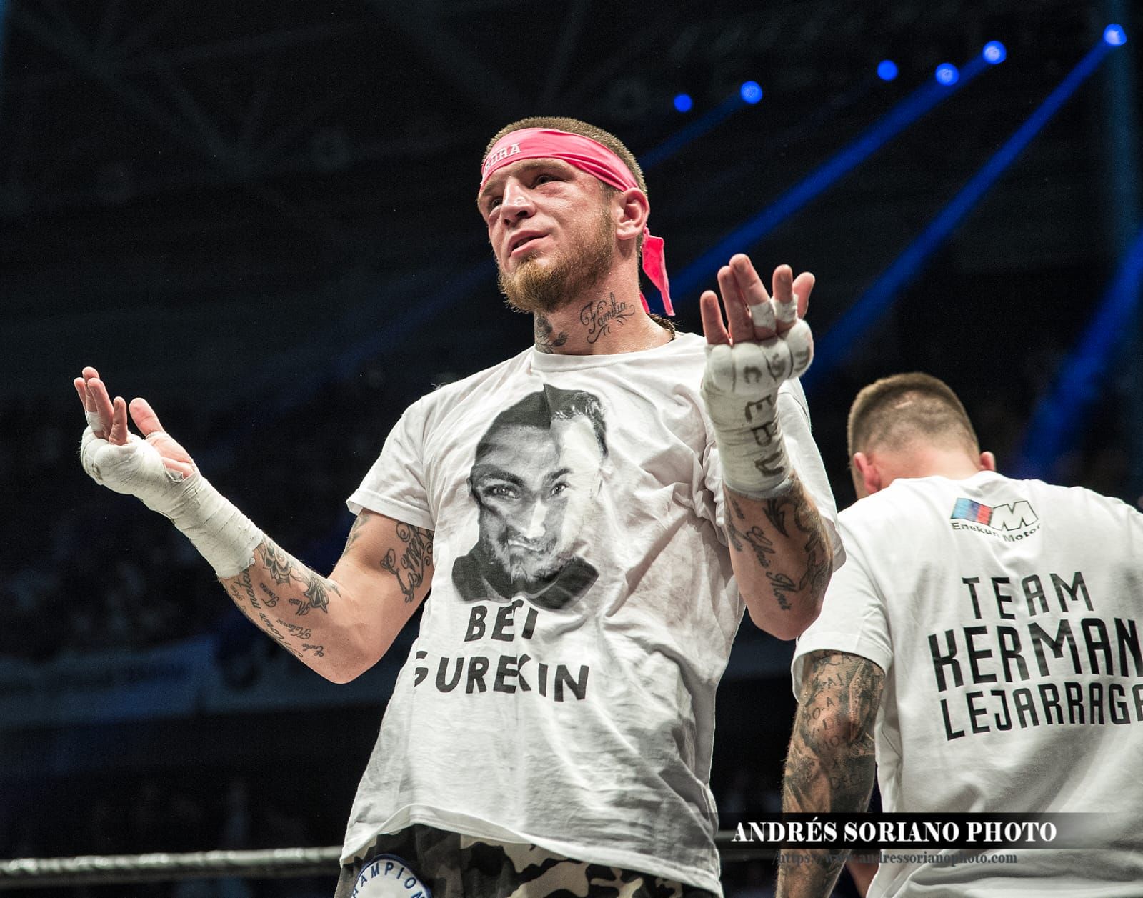 Kerman Lejarraga, magullado tras un combate, hace un gesto cómplice a las gradas del Bilbao Arena.