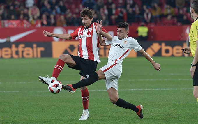  Iturraspe se faja frente a Munir en el Sevilla-Athletic de Copa.