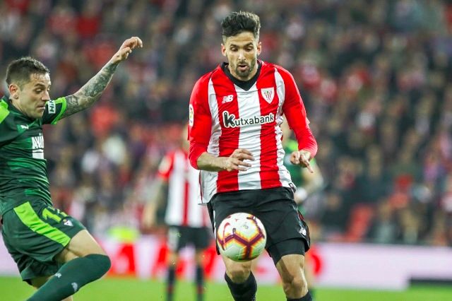 Kenan Kodro intenta controlar un balón en el Athletic-Eibar.