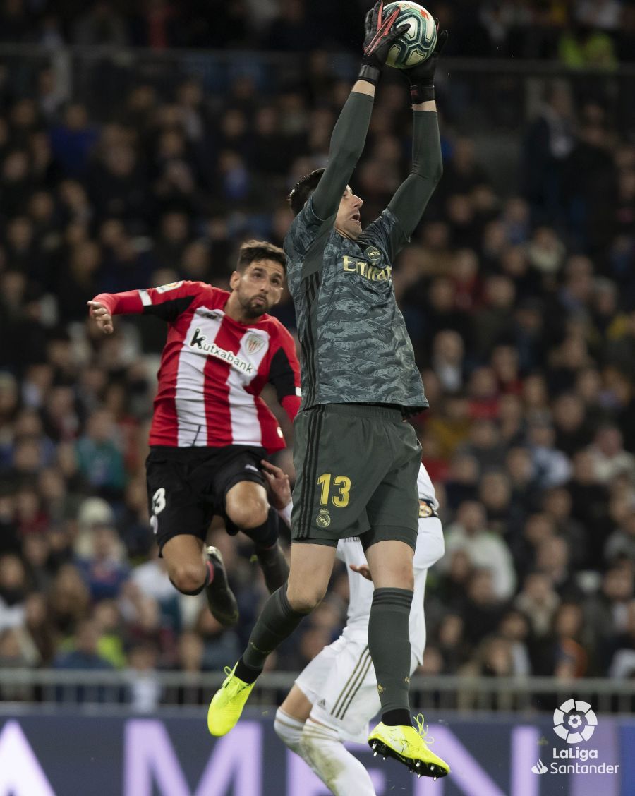  Kenan Kodro, en un salto con Courtois durante el Real Madrid-Athletic Club.