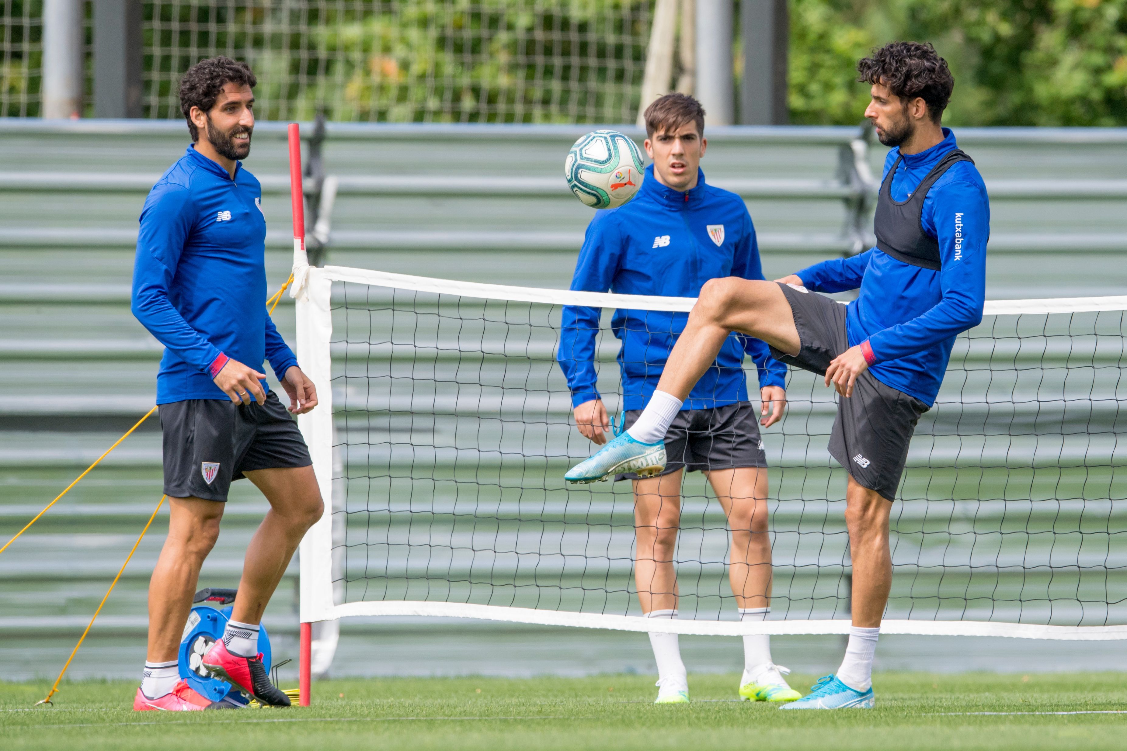 Kodro la toca ante Williams y Larrazabal en Lezama.