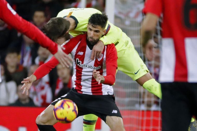  Kenan Kodro, con Piqué, en el partido de su debut frente al Barça.