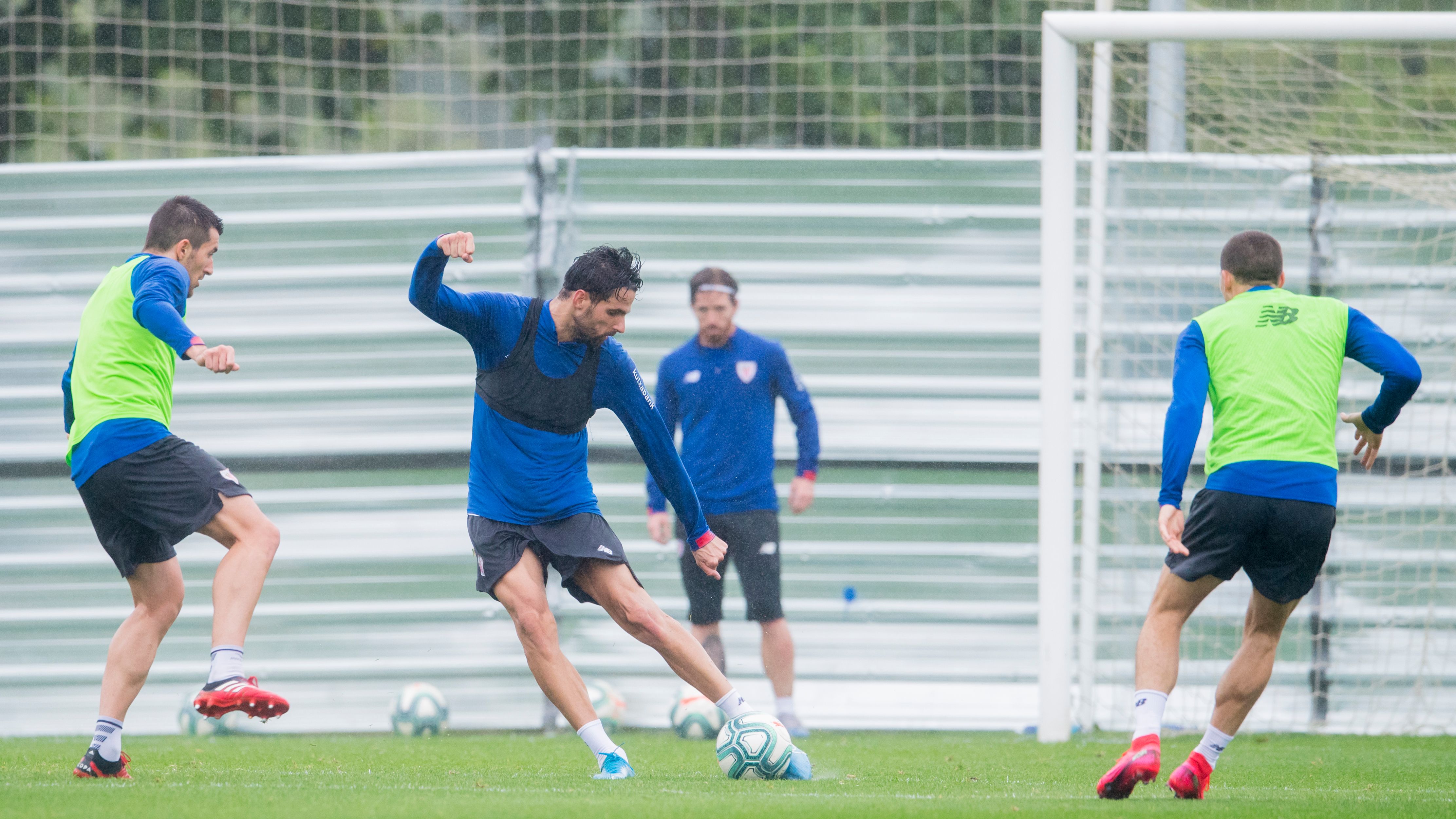  Kenan Kodro ejercita su zurda en Lezama.
