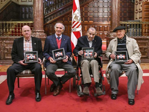  José Mari Argoitia y José Ángel Iribar han sido los encargados de entregar los brazaletes a Koldo Agirre y Mauri.