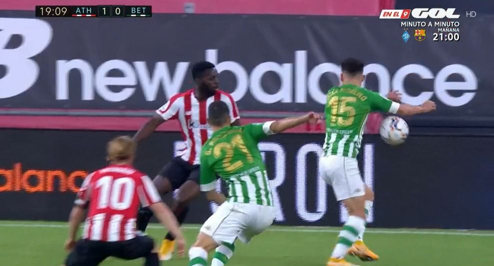  La clara mano de Álex Moreno que ni Alberola Rojas ni el VAR consideraron penalti.