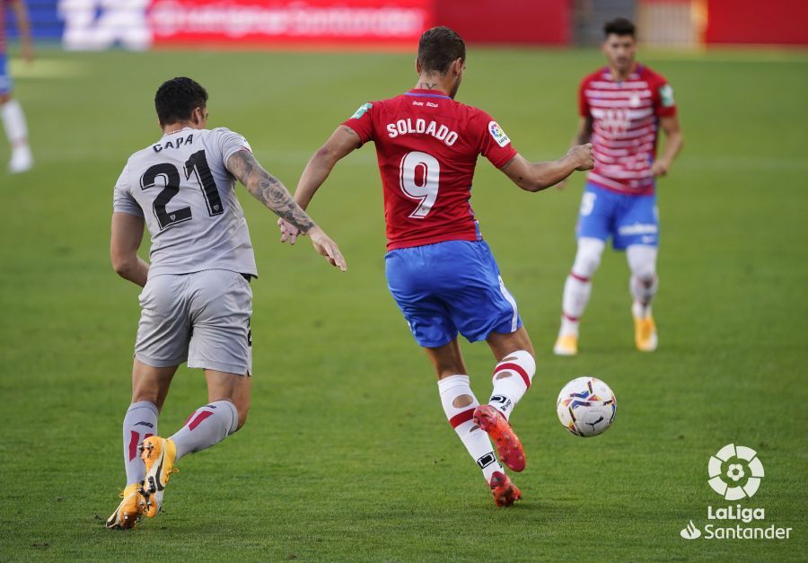  Lance del Granada-Athletic Club entre Ander Capa y Roberto Soldado en Los Cármenes.