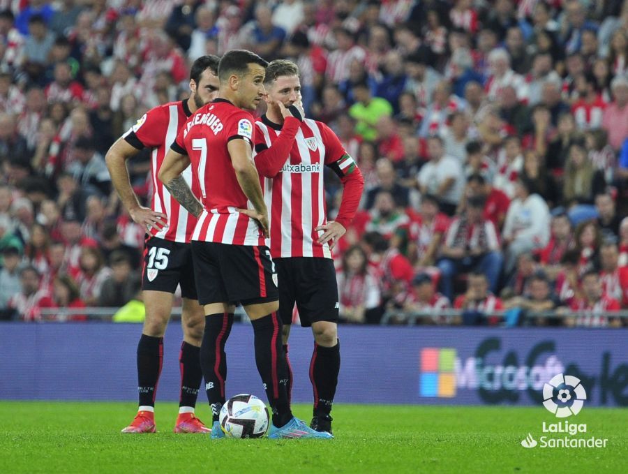  Lance de Berenguer e Iker Muniain en el partido ante el Atlético en San Mamés.