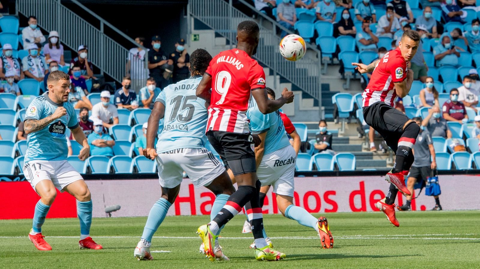  Lance de Álex Berenguer en el partido del Athletic ante el Celta.