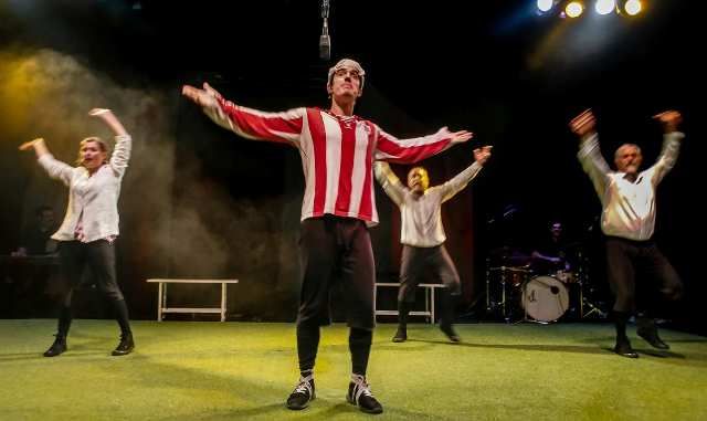 Lander Otaola en plena representación de la obra sobre Rafael Moreno, Pichichi. Todo un icono del Athletic Club.