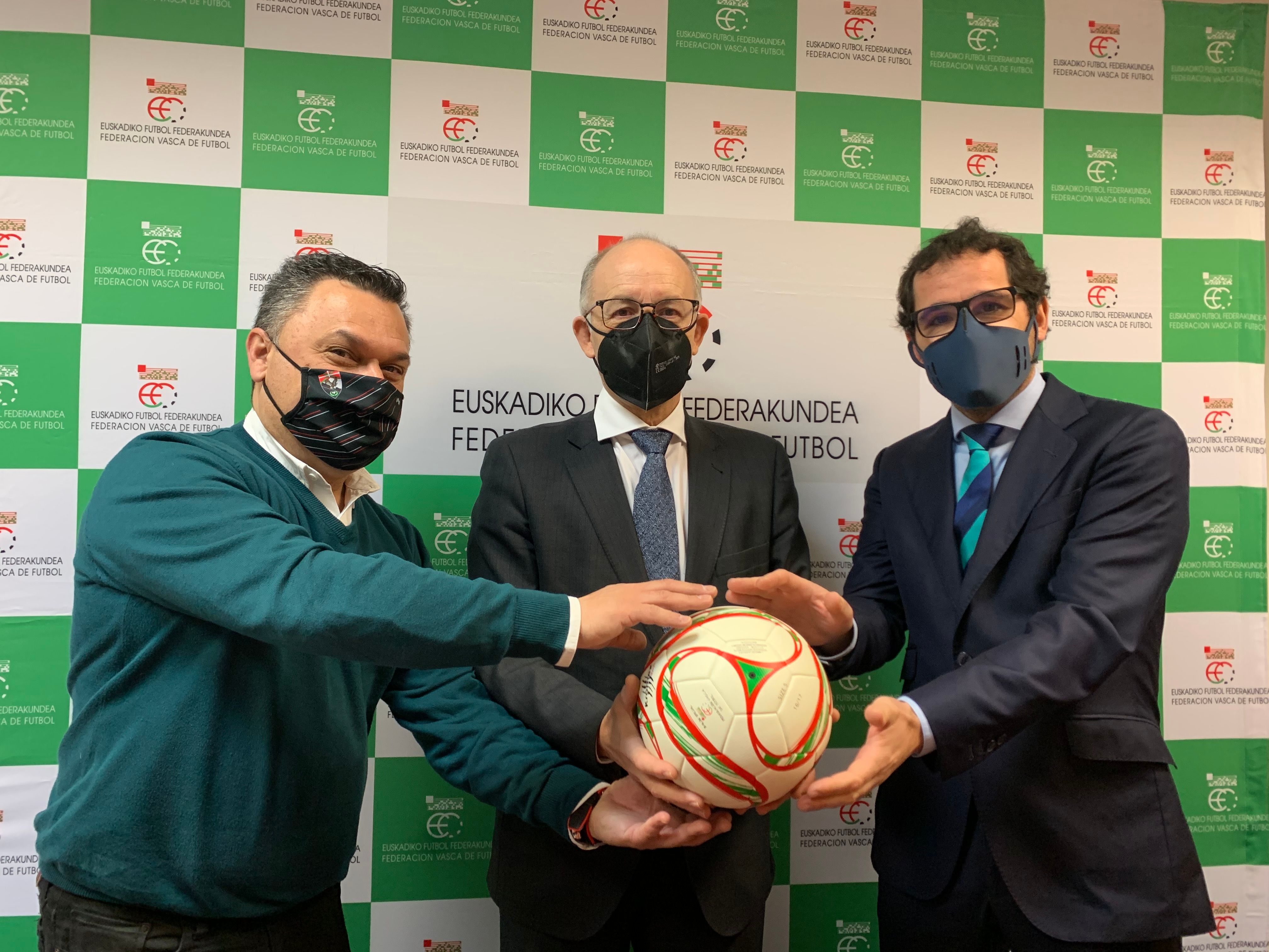 En la foto, de izquierda a derecha: Carlos Gómez, Javier Landeta y Jon Larrea, presidente de la SD Amorebieta.