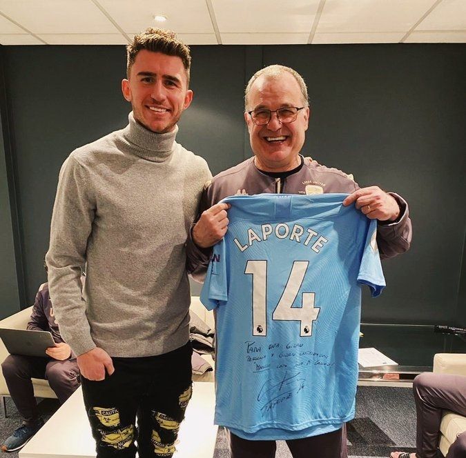  Laporte regaló a Bielsa una camiseta del City con su nombre y una cariñosa dedicatoria.