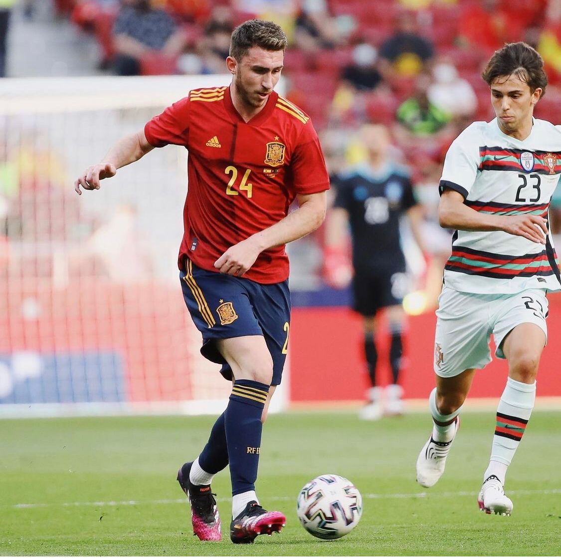 Aymeric Laporte conduce el balón con La Roja ante Portugal