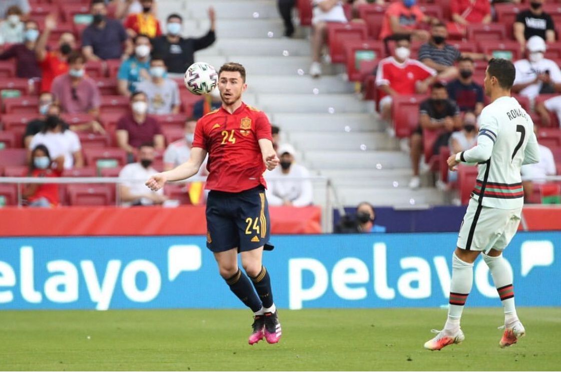  Aymeric Laporte la controla con el pecho ante Cristiano Ronaldo en el Wanda