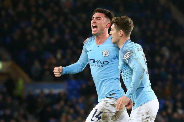  Aymeric Laporte celebra con Stones su gol al Everton con el City de Guardiola.