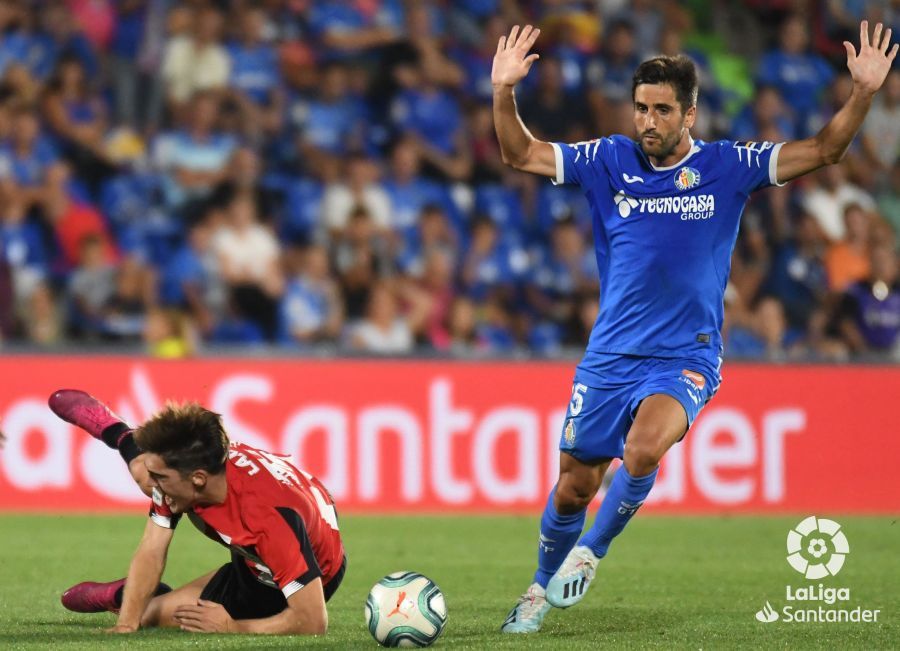  Larrazabal cae ante Markel Bergara el día de su debut.