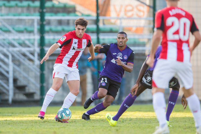 Gaizka Larrazabal trató de crear peligro por su banda en Baiona.