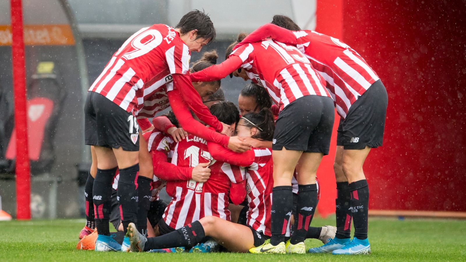  Las jugadores del Athletic celebran el empate de Lucía García.