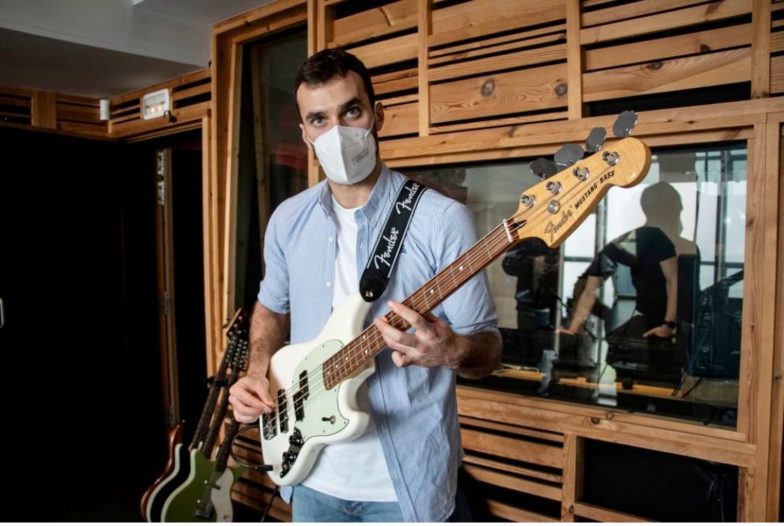 Iñigo Lekue al bajo con el grupo musical Orsai.