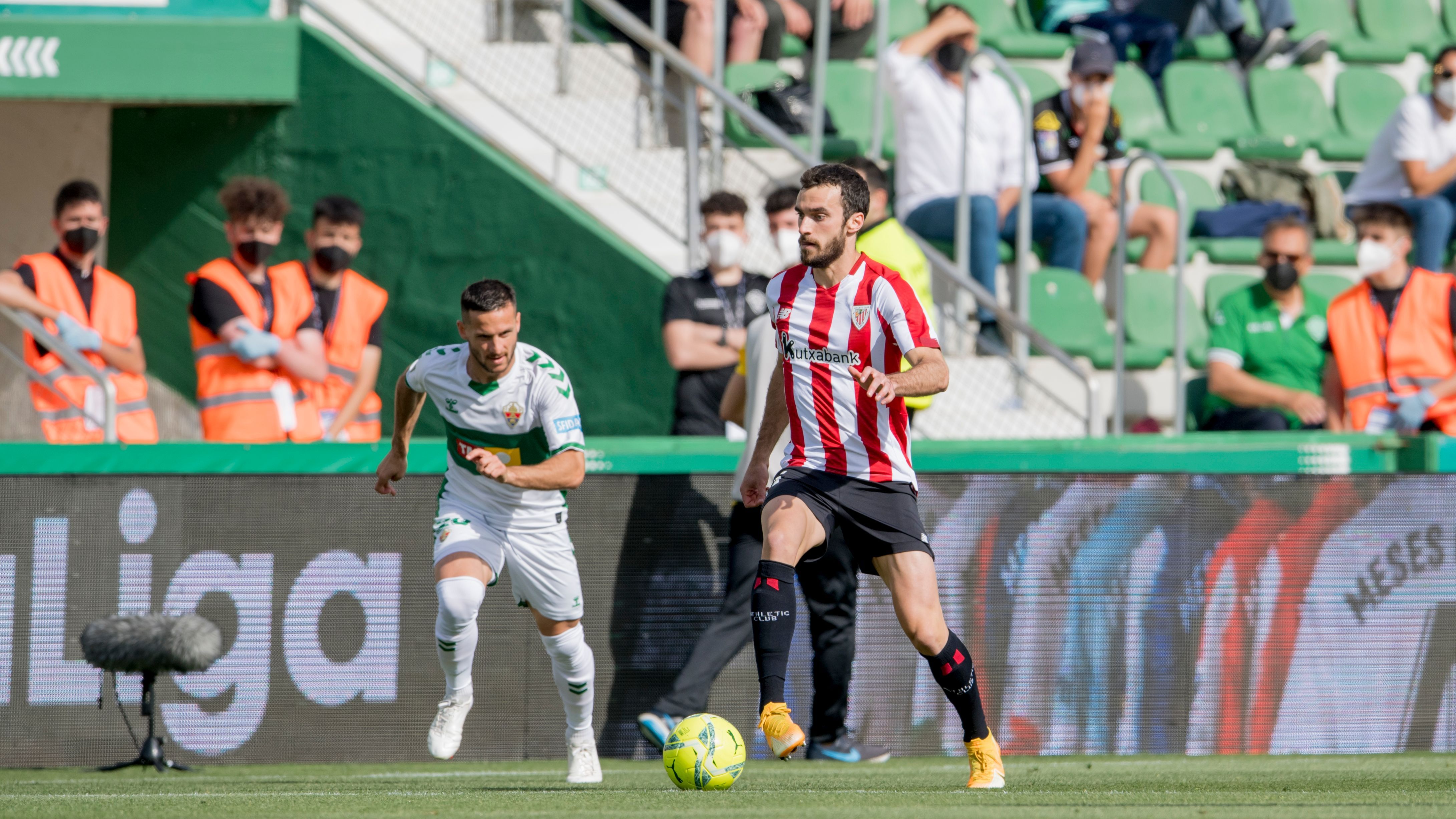 Iñigo Lekue la lleva ante el Elche CF.