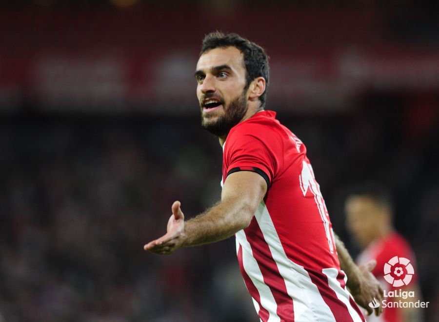 Lekue muestra su disconformidad por una decisión del árbitro.