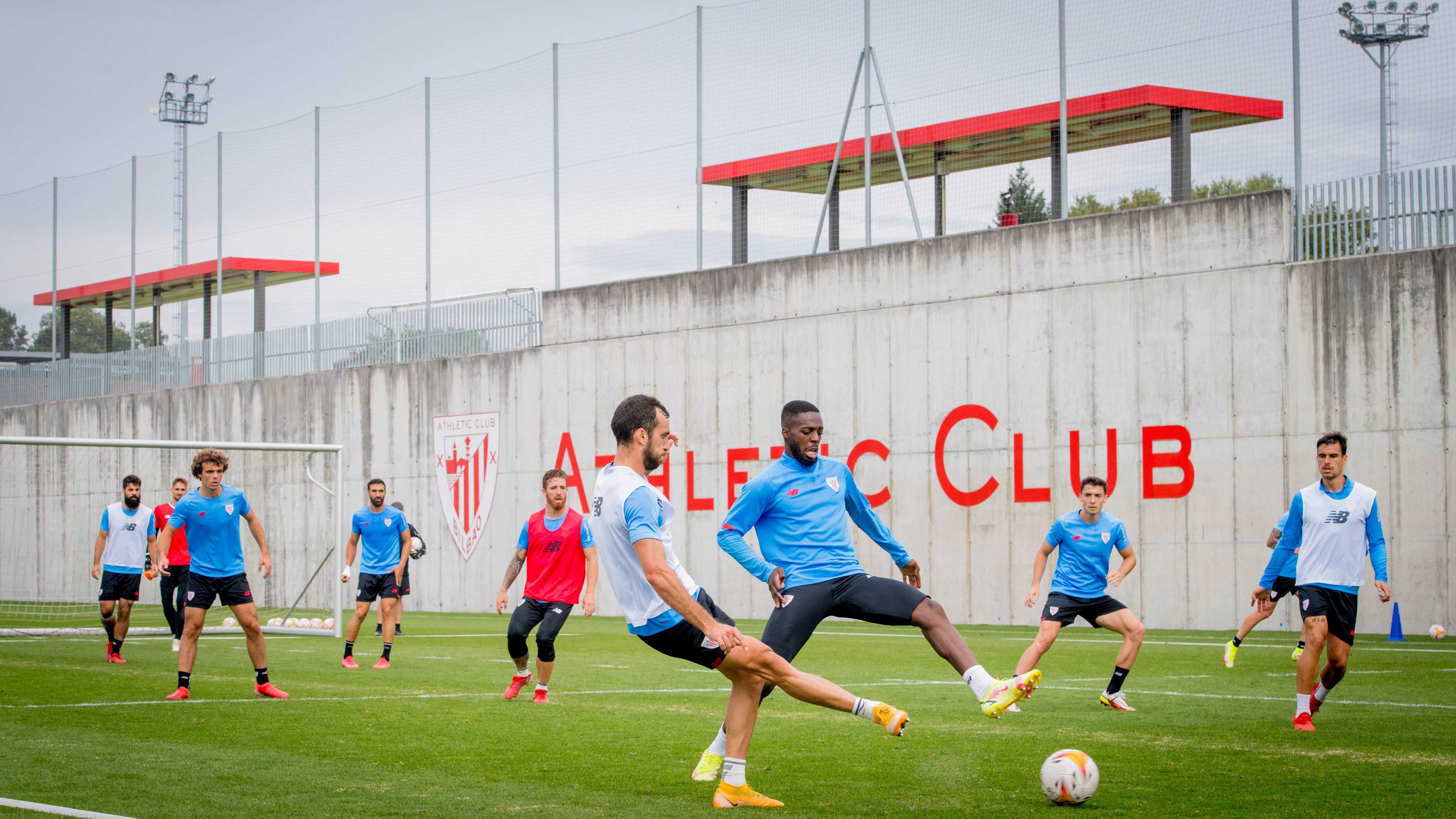 Iñaki Williams presiona a Lekue en un ejercicio en Lezama.