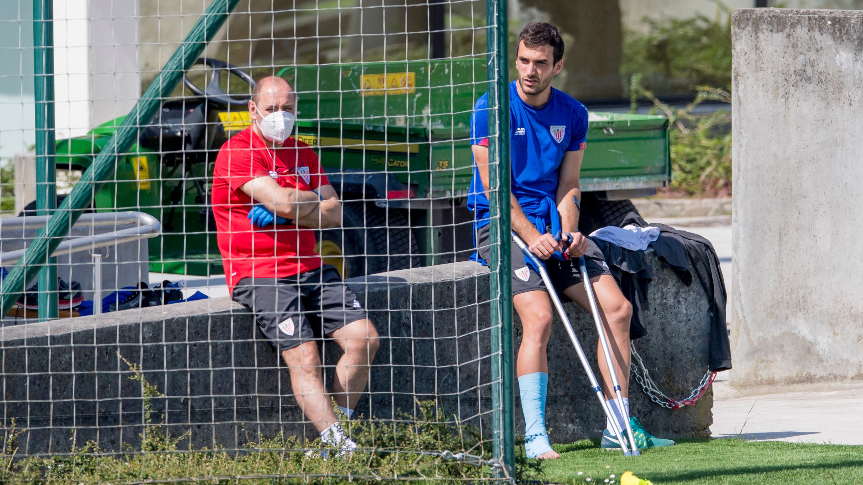  Iñigo Lekue, baja para San Mamés, sigue con las muletas el entrenamiento en Lezama.