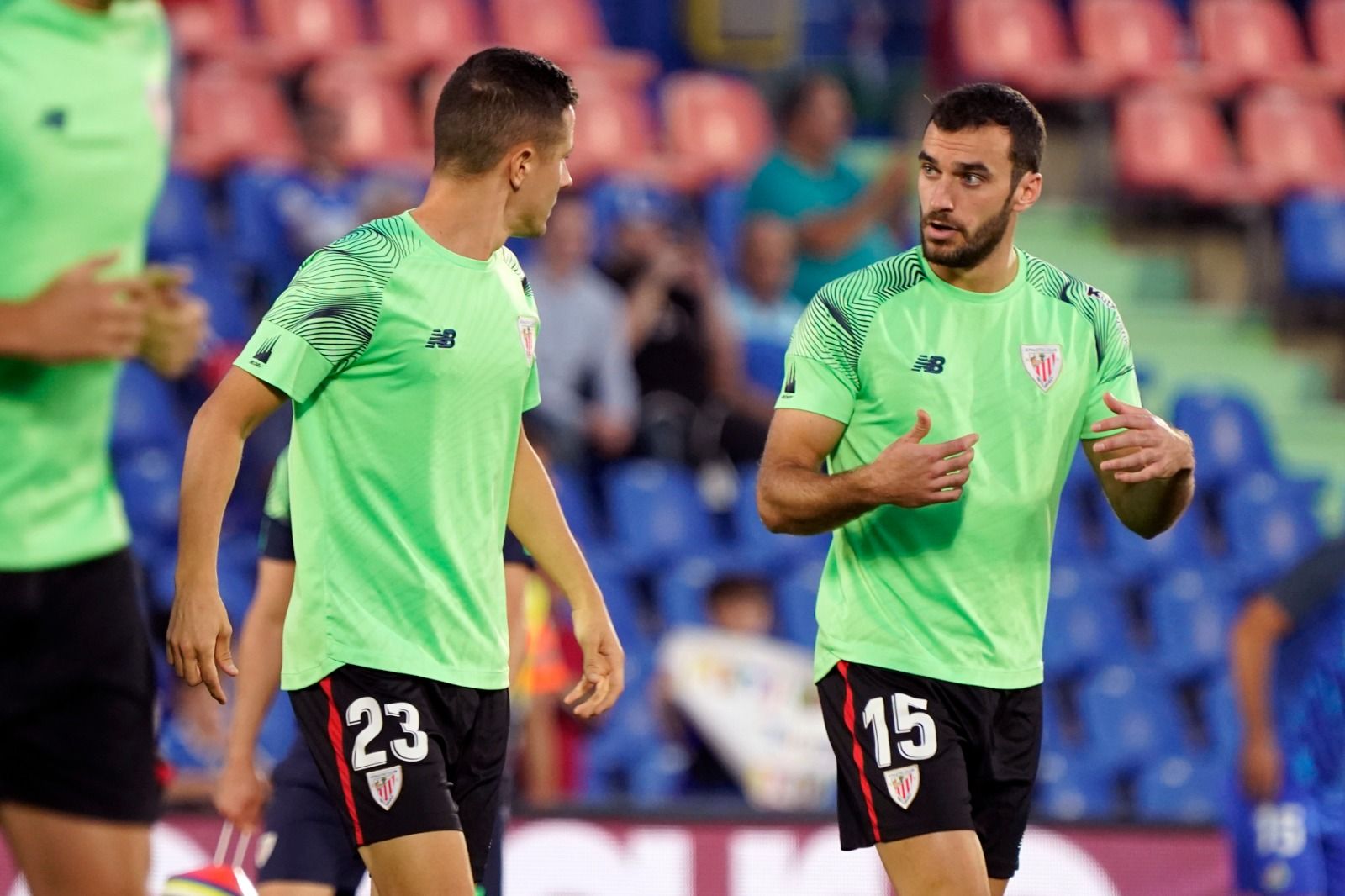  Iñigo Lekue charla con Ander Herrera en el Coliseum de Getafe.