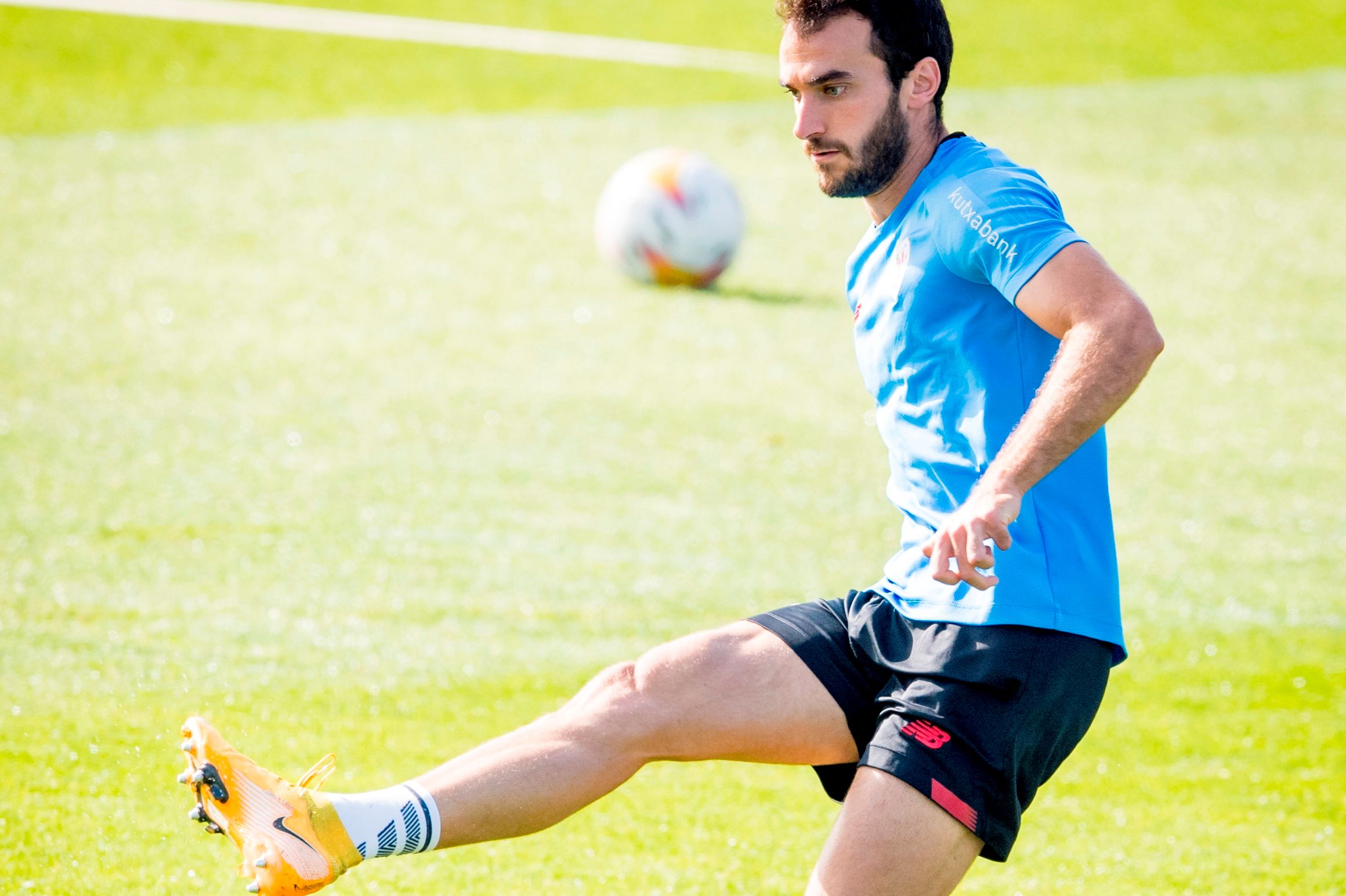  Iñigo Lekue golpea el balón en Lezama.