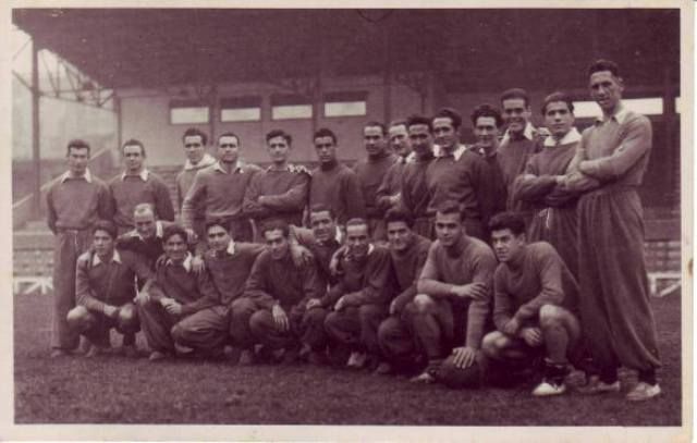  La plantilla posa con Raimundo Pérez Lezama entre ellos