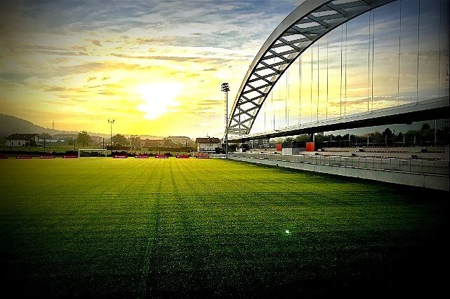  Las instalaciones de Lezama y el viejo arco de San Mamés en plena puesta de sol