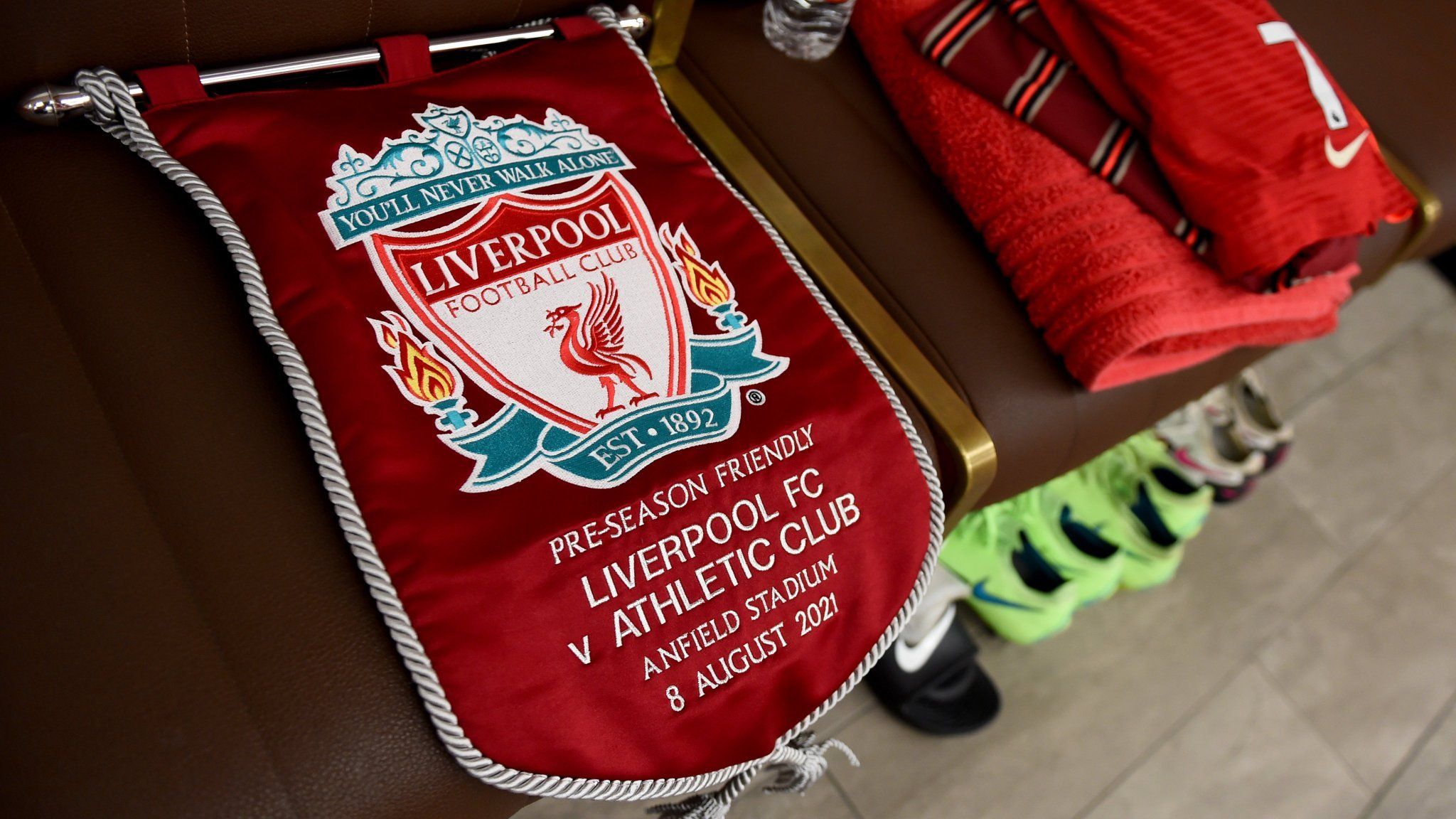  El banderín inglés del choque amistoso de esta pretemporada Liverpool FC - Athletic Club de Bilbao.