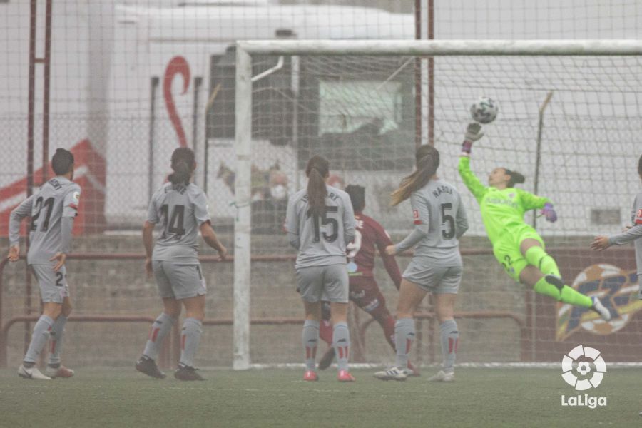  Una jugada del partido entre el Logroño y el Athletic.