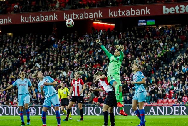 Lola Gallardo preparada para parar por alto un balón del Athltic.