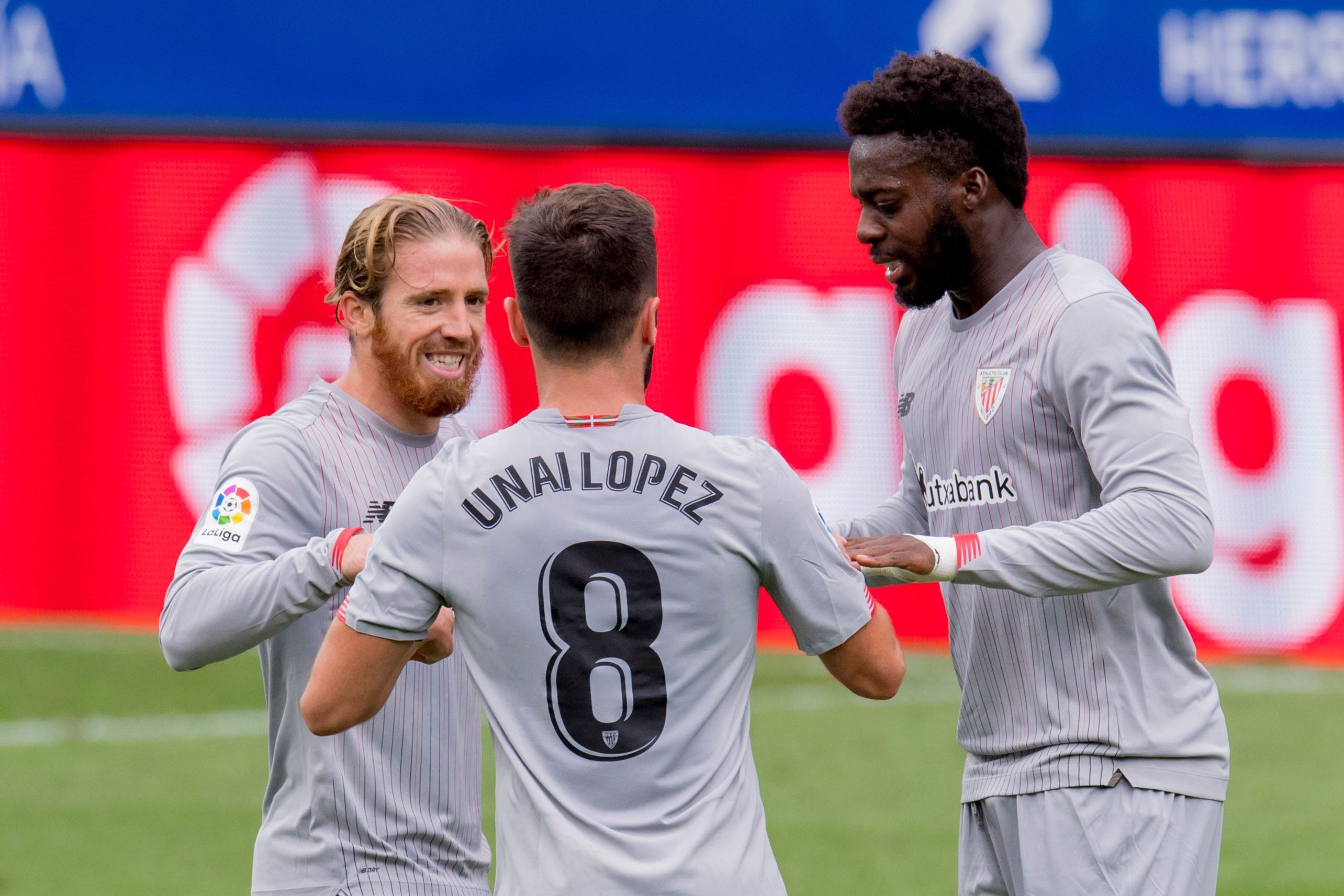 Iker Muniain y Williams felicitan a Unai López.