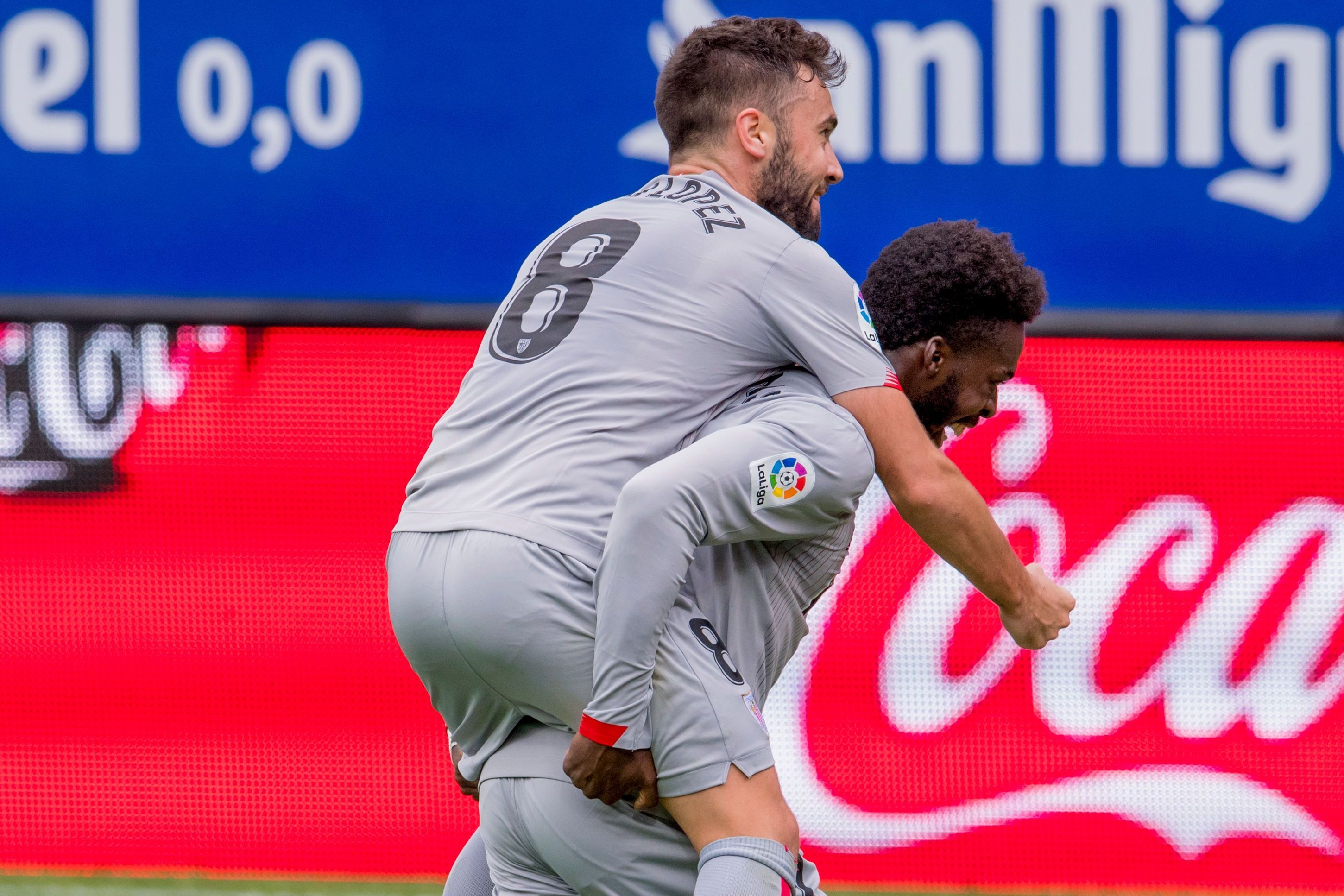  Unai López salta sobre Iñaki Williams tras recibir su asistencia.