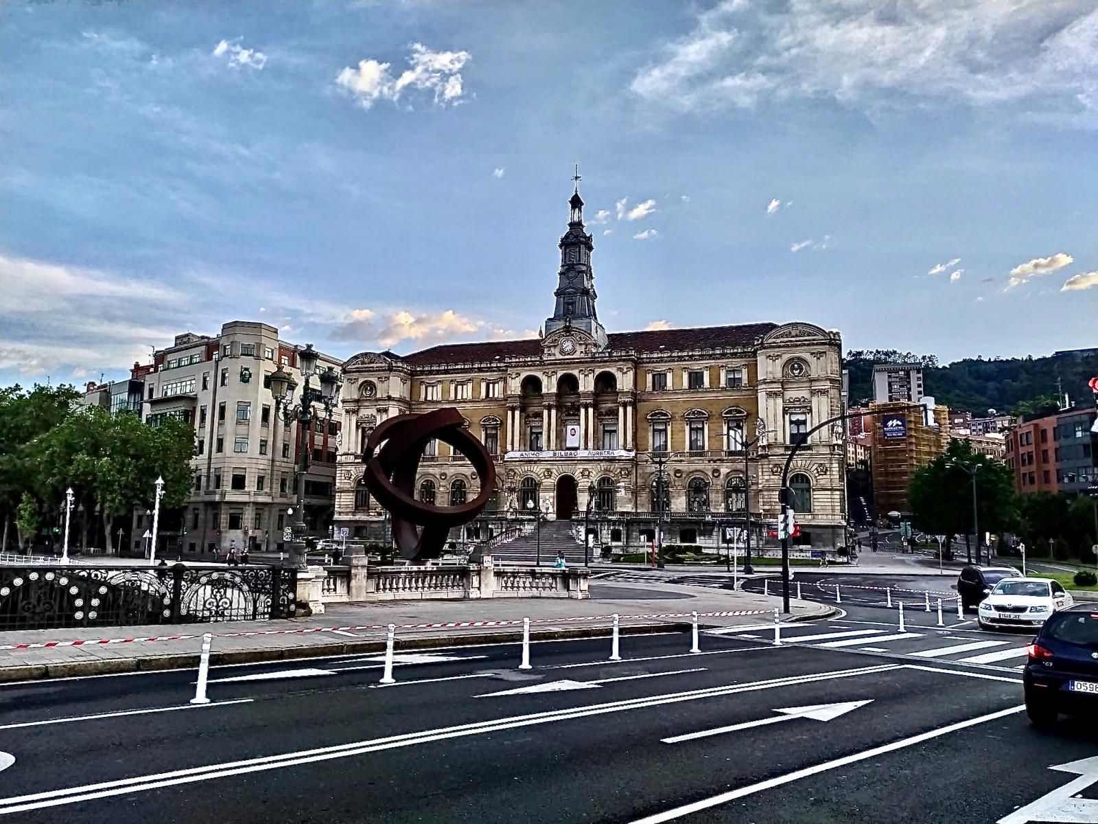 Los alrededores del Ayuntamiento de Bilbao, vacíos.