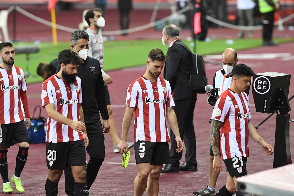 Los jugadores del Athletic, cabizbajos tras la derrota ante la Real en la final de Copa.