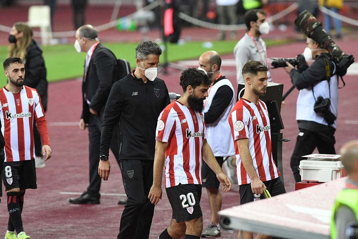 Los jugadores del Athletic abandonan el estadio tras la derrota ante la Real en la final de Copa.