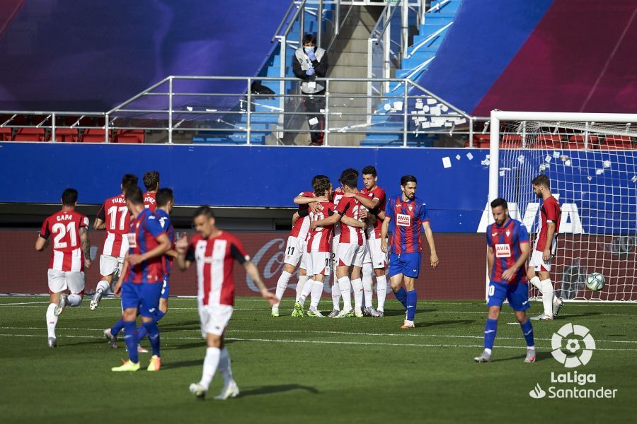  Los jugadores de Garitano celebran el gol de Raúl García al Eibar.