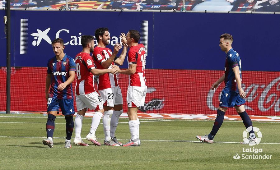 Los jugadores del Athletic celebran el gol de Raúl García ante el Levante.