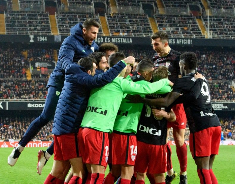  Los jugadores del Athletic celebran el pase a semifinales de Copa en Valencia.