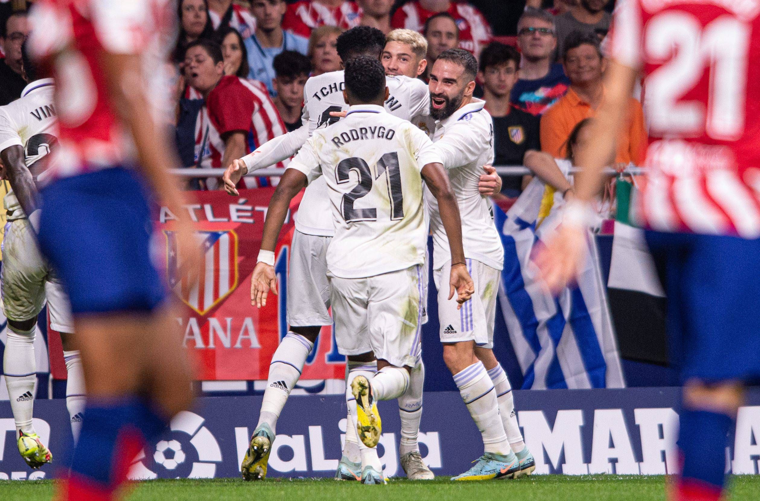  Los jugadores del Real Madrid celebran el gol de Valverde en el derbi.