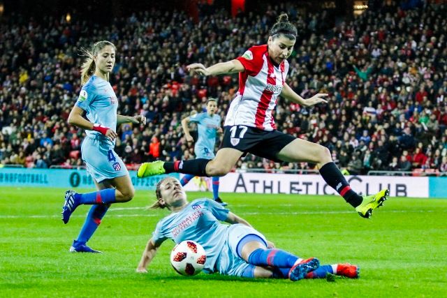 Lucía García salta sobre una jugadora colchonera.