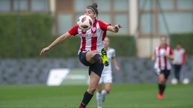 Lucía García intenta controlar un balón.