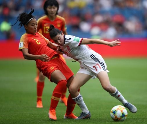  Lucía trata de desembarazarse de una defensora rival.