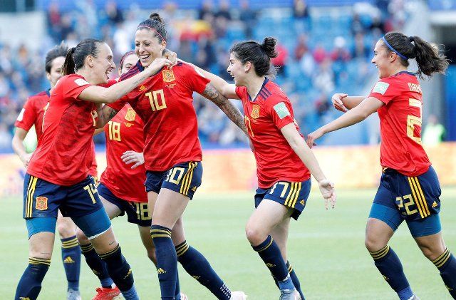  Lucía García celebra el segundo gol de Jenni Hermoso tras el penalti sobre la leona.
